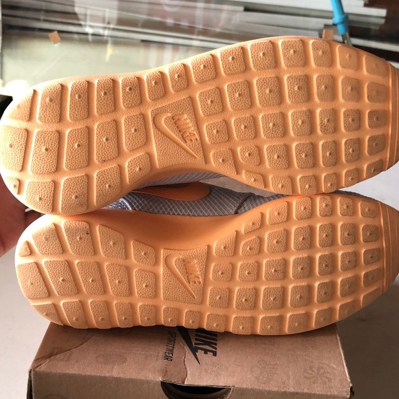 Women’s Nike Rosherun Platinum/Orange Chalk